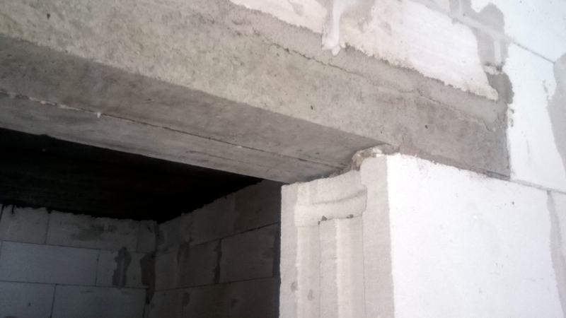 Nadproże betonowe zamontowane nad otworem drzwiowym